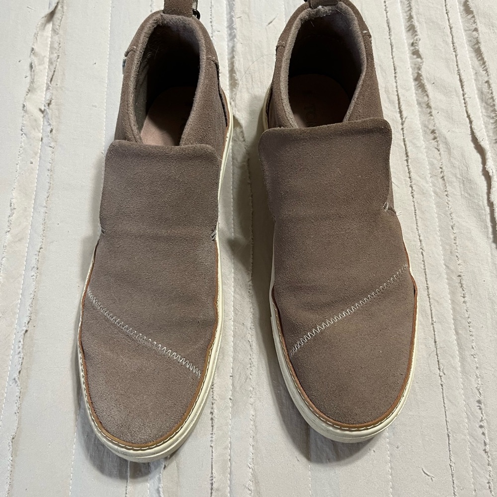 Size 8 Tom’s women’s Grey-ish Brown Suede Slip-On Shoes. VGUC
